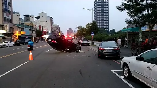 台中轎車撞路邊車輛翻覆 瞬間畫面曝光!駕駛因這原因GG惹