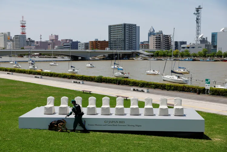 警員率嗅彈犬檢查G7財長預備拍攝大合照的場地。路透社