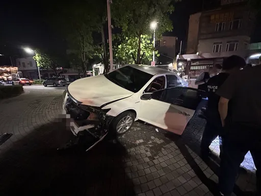 轿车飘异味引警拦查　过弯飘移失败！才冲30公尺就飞起来了