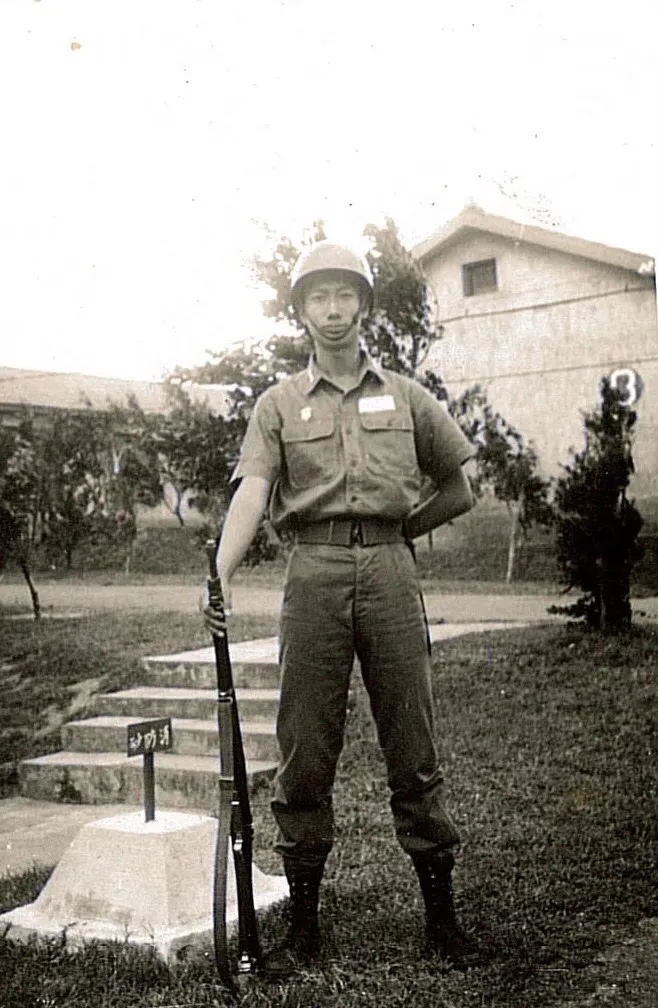 郭台銘曝光年輕時駐守金門的黑白照片。翻攝自郭台銘臉書