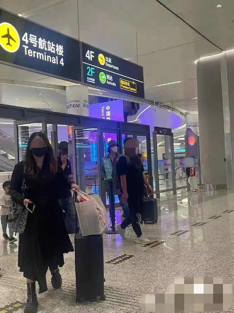 向佐漁夫帽及及軍綠外套的打扮休閒。翻攝女漫微博