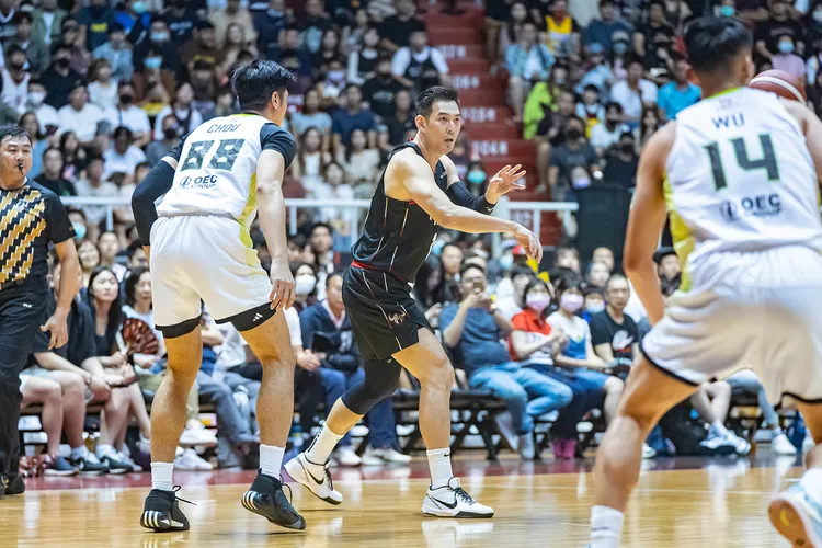 呂政儒(中)謝謝球迷。PLG