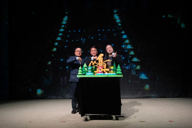 由左至右為數位部數位產業署署長呂正華、舞鈴劇場藝術總監劉樂群、數位發展部部長唐鳳。業者提供