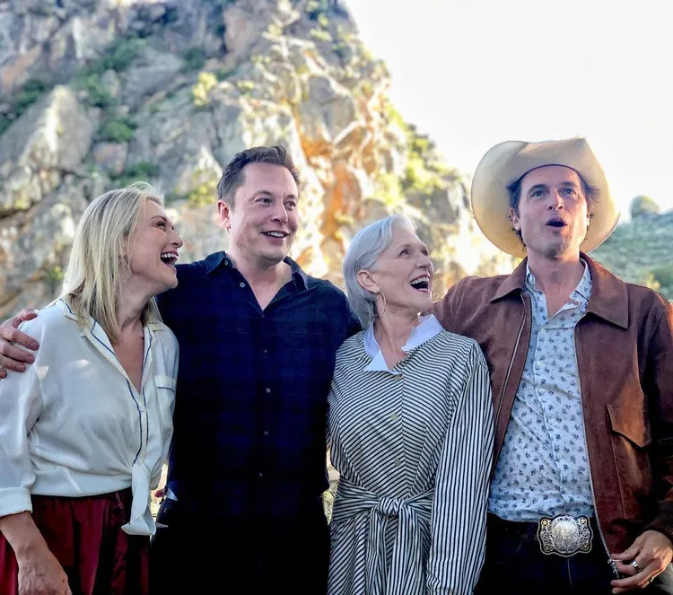 梅伊馬斯克（右）母親節曬出與孩子們的合照，左二為伊隆馬斯克。翻攝mayemusk IG