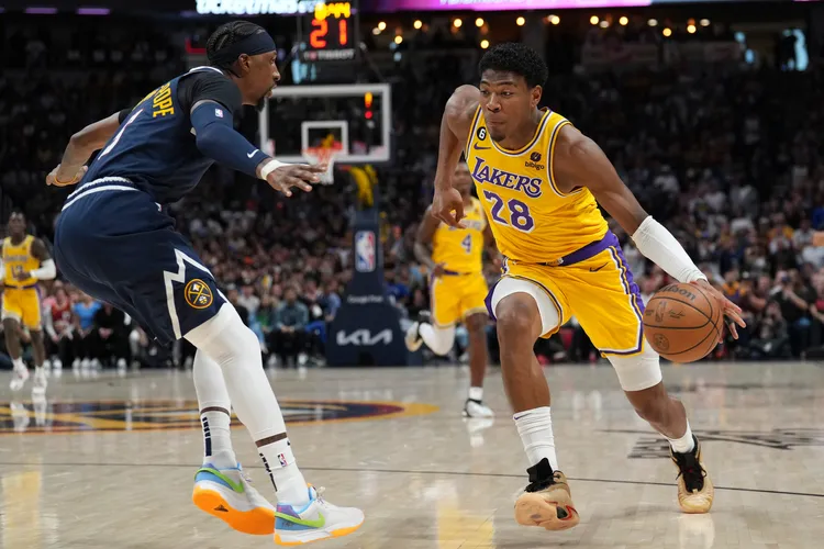 八村壘(右)上半場當起天降神兵。美聯社