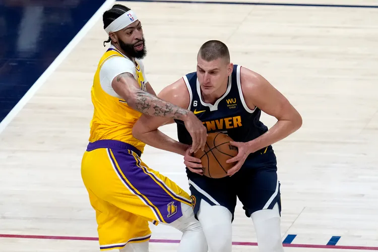 約克奇(右)單打戴維斯(左)。美聯社