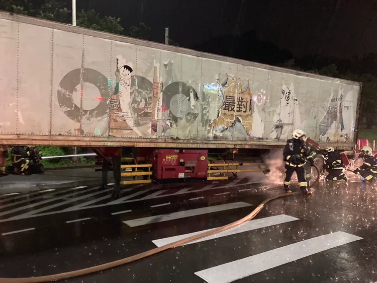 貨櫃車疑因煞車系統過熱，導致底盤起火燃燒。翻攝畫面