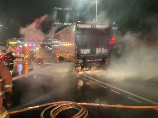 新北貨櫃車煞車過熱 底盤起火燃燒!警消及時撲滅幸無傷