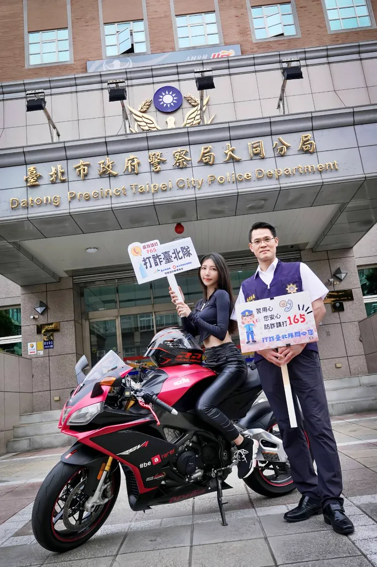 大同分局偵查隊長陳偉仁與重機女神王晨飄合影。翻攝畫面