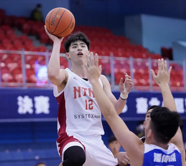 林信寬(左)提前參加選秀。大專體總