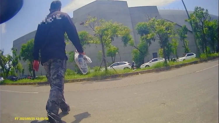 車主安裝24小時錄影的行車紀錄器，終於逮到穿制服的怪客。取自爆料公社