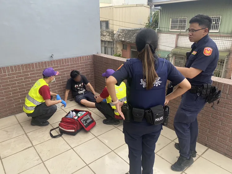 黃女逃到民宅陽台無路可逃乖乖束手就擒。中壢警分局提供