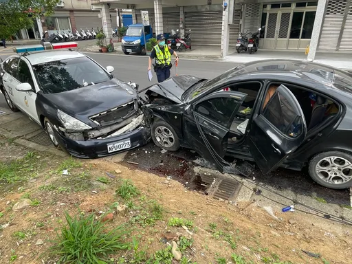 派出所前失控撞斷電桿波及警車 女乘客卻落跑闖民宅!原來是通緝犯