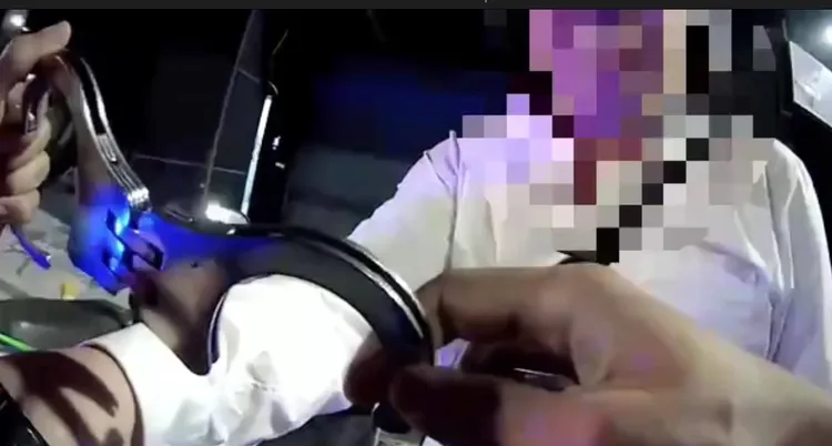 警方依法上銬逮捕酒駕的林男。翻攝畫面