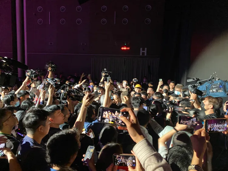 演講結束後黃仁勳被百位粉絲團團圍住合影留念。林巧雁攝