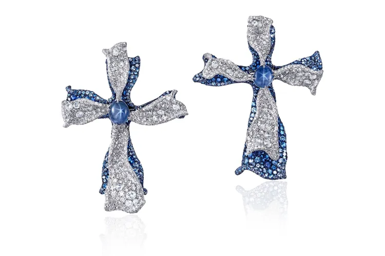 張清芳佩戴的慈善珠寶作品藍寶石十字耳環。CINDY CHAO提供
