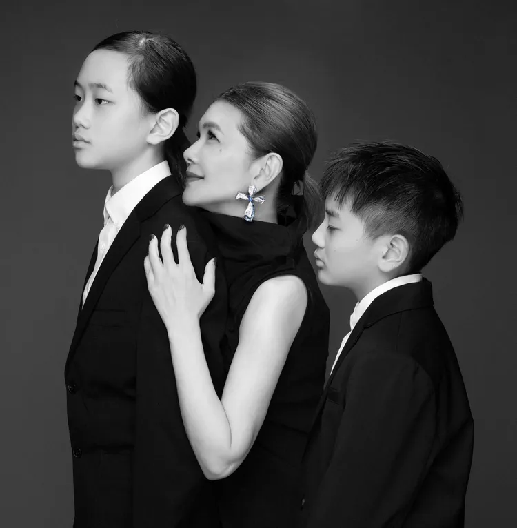 張清芳與2個兒子一同拍攝響應公益慈善。CINDY CHAO提供