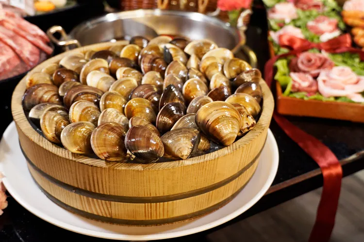 馬辣6月推出XXL東石大蛤吃到飽。業者提供