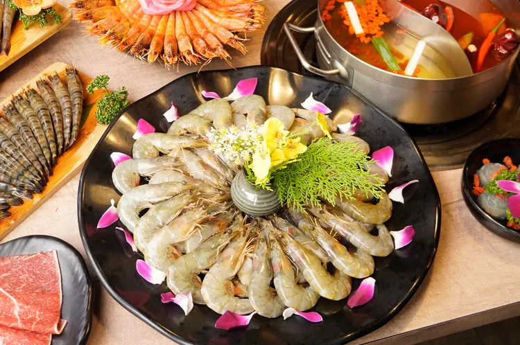 新馬辣、新馬辣Plus+6月活動藍鑽蝦吃到飽。業者提供