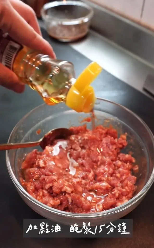 炒豬肉末飯2人份材料：
豬絞肉350克、馬鈴薯2顆、洋蔥丁1顆、煎蛋2顆、白飯400克、（醬汁）
醬油1大匙
蠔油1大匙、麻油1大匙、玉米粉1大匙、糖1大匙、水2大匙、白胡椒2克。IG @woodywoody315 提供