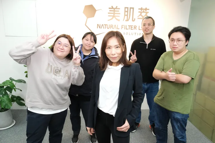 美肌萃創辦人Amanda(中)帶領團隊轉型。陳志淵攝