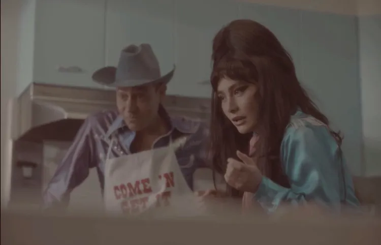 何超儀（右）與殺手樂團吉他手傑米辛斯（Jamie Hince）合作好萊塢黑色電影《Habit》。圖／852Films提供