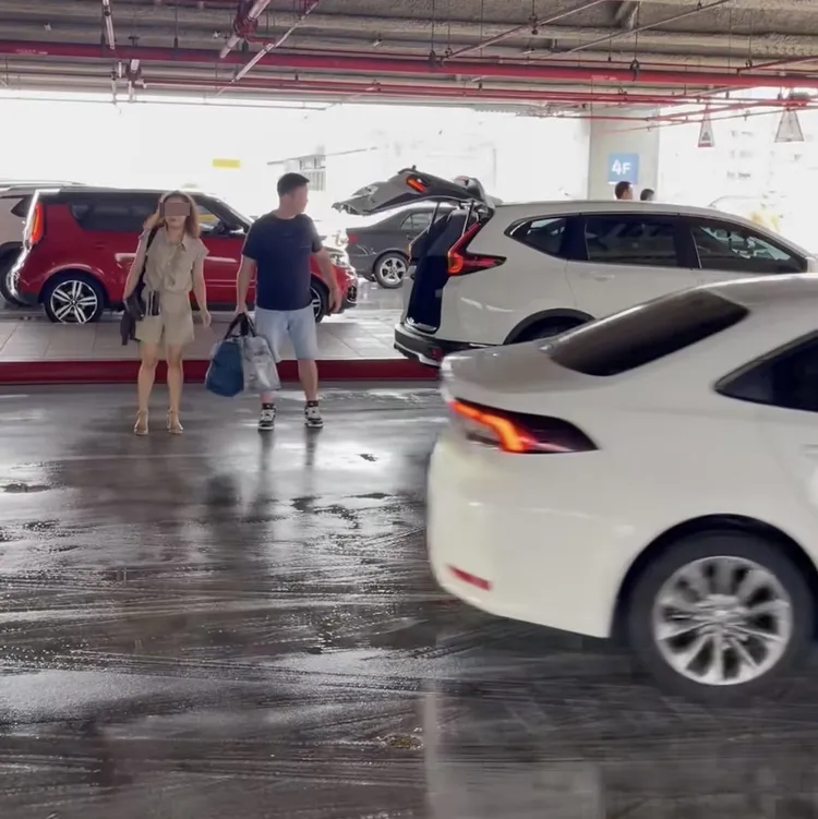 黑衣男將白色休旅車違停在高鐵左營站四樓外環道路紅線處，即提著行李帶著女伴離開。翻攝臉書社團「刑事訴訟法研究」