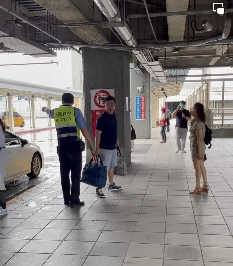 黑衣男違規停車，還反嗆勸阻的保全惡劣，一旁女伴站在旁觀看。翻攝臉書社團「刑事訴訟法研究」