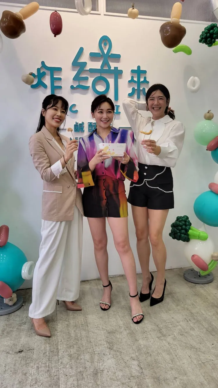 權貞妍（左起）、張文綺與鄭亦真情同姊妹。葉文正攝