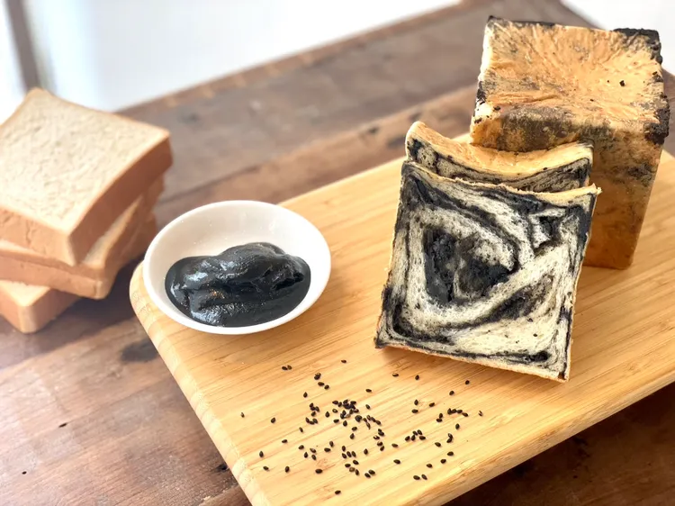 「黑芝麻生吐司厚片」使用豆漿、馬斯卡邦起司和100%進口黑芝麻磨成醬，幫大人小孩補充蛋白質。曾仲葳攝