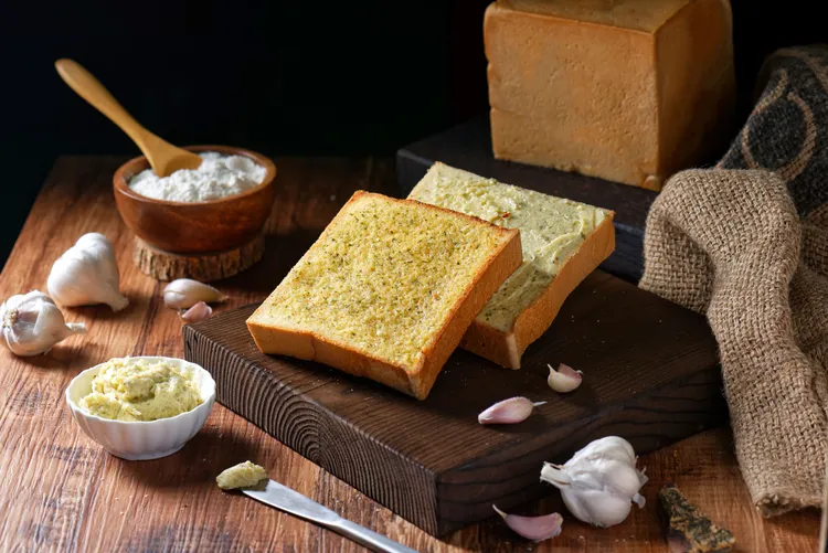 最暢銷蒜香生吐司厚片45元。業者提供