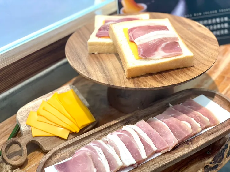 「金華火腿生吐司厚片」選用萬有全的蜜汁金華火腿取代西式培根。曾仲葳攝