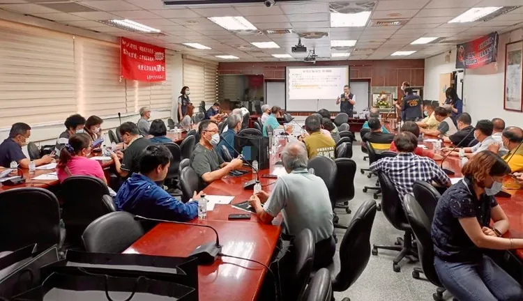 苓雅分局偵查隊長陳仁正與反詐里長隊交流反詐知識。翻攝畫面