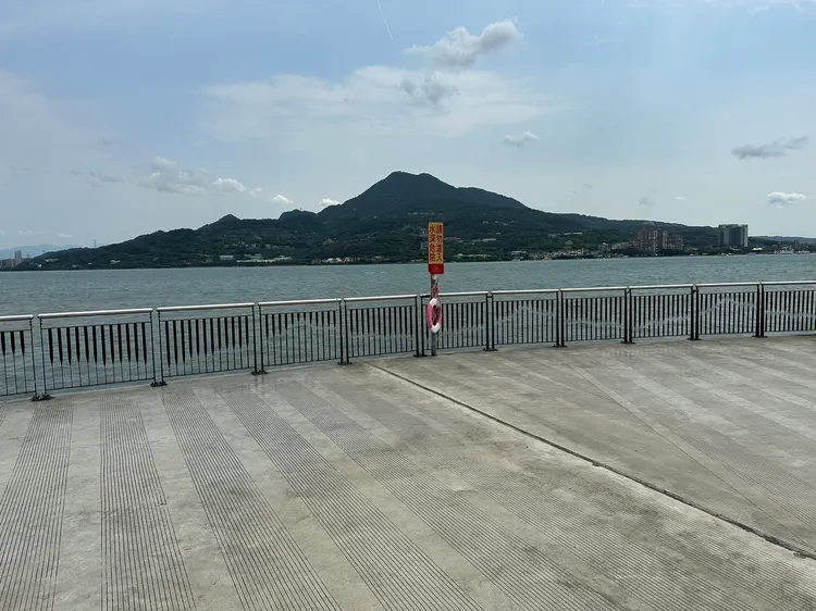 淡水捷運站後方廣場河岸驚見男子漂浮水面，警消救起已無呼吸心跳。翻攝畫面