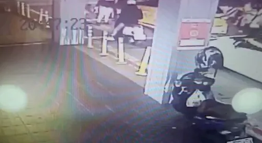 小黃VS騎士搶車道互按喇叭 她暴走持安全帽狂尻計程車