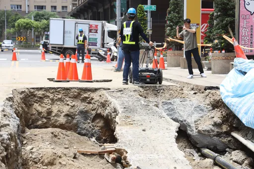 竹北豐采520建案旁道路坍塌 追查原因!透地雷達今出動探測