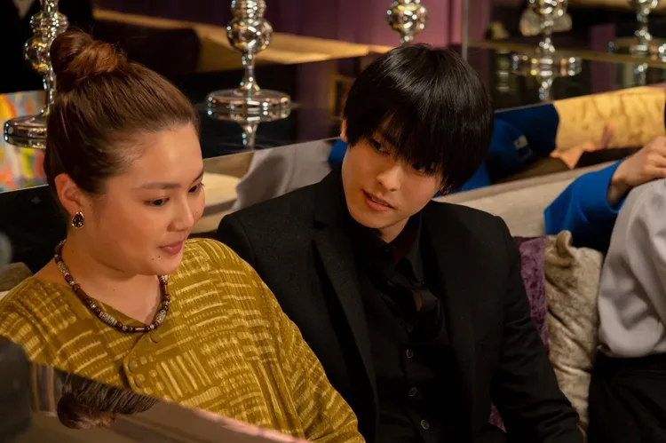 箭內夢菜（左）在《明天，我會成為誰的女友》沉迷牛郎店。Disney+提供