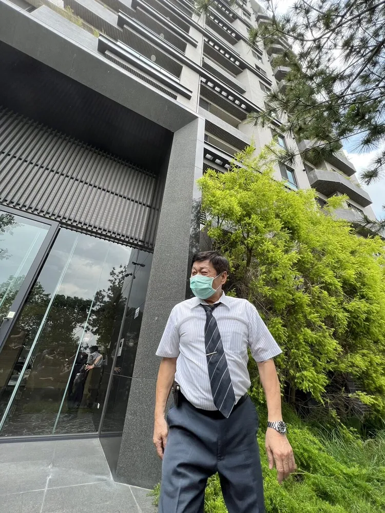 高大成到案發大樓勘驗。鮮明攝
