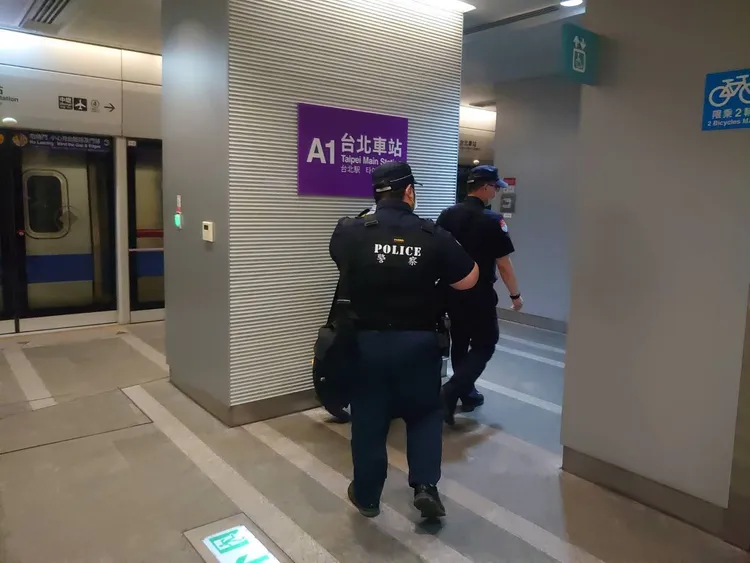 警方加強巡檢。桃園捷運警察隊提供