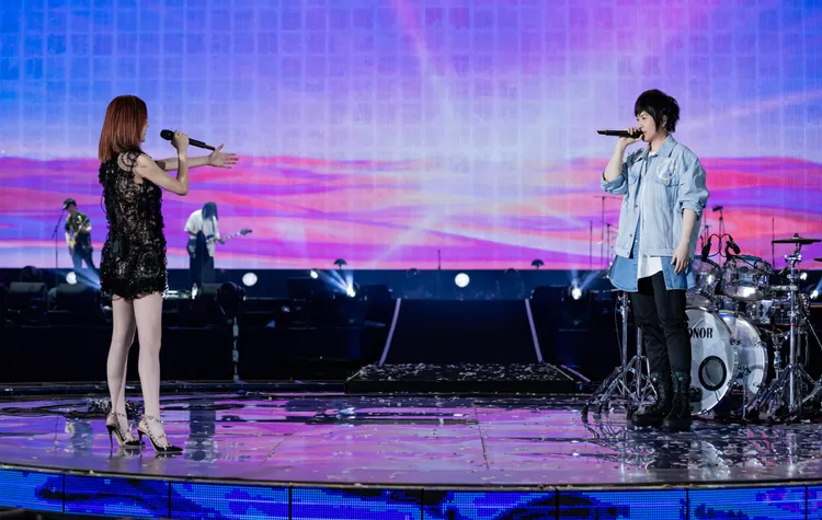 白安（左）擔任五月天鳥巢嘉賓。相信提供