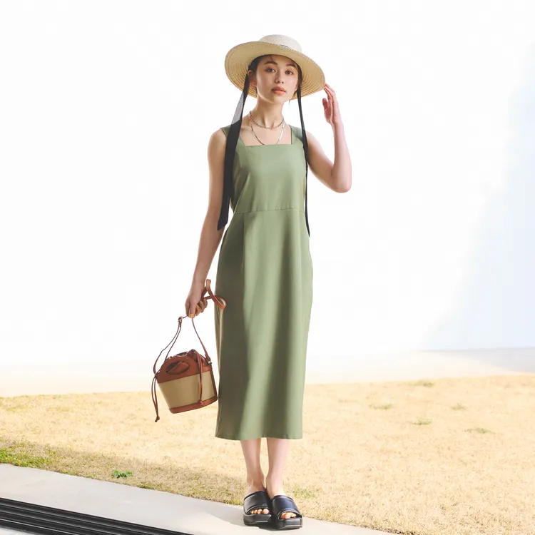 「女裝多WAY連身裙」限期特價790元，短版開領襯衫加上細肩帶連身裙的組合，可穿出套裝的休閒時髦感以外，更可各自分開搭配，創造百搭的穿衣哲學。業者提供