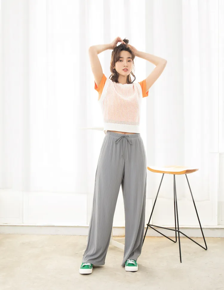 王淨搶先展示「PULL ON PANTS羅紋美型輕便褲」新色（銀河灰）的春夏穿搭，展現率性且舒適的時尚體驗。業者提供