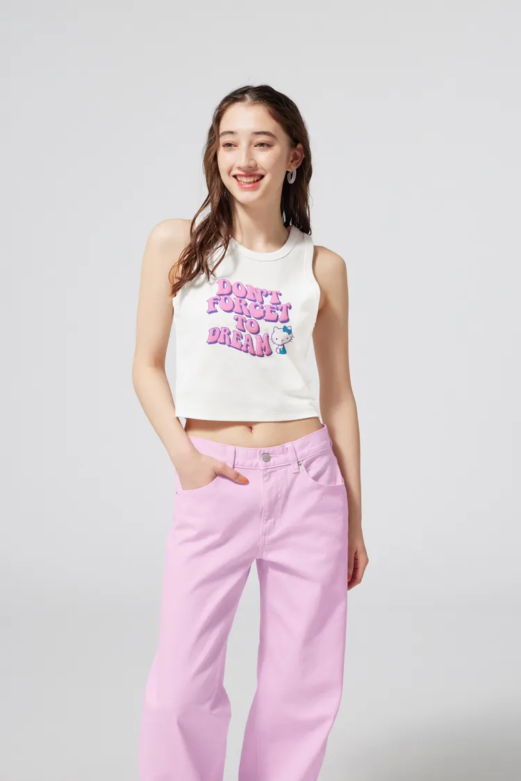 「Hello Kitty」聯名系列以Y2K為設計主題，將於5/12推出一系列舒適的女裝單品。業者提供