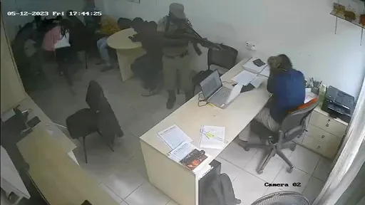 驚悚影片|警察偷長槍「狂轟格殺」借貸商人 不爽利息那麼高