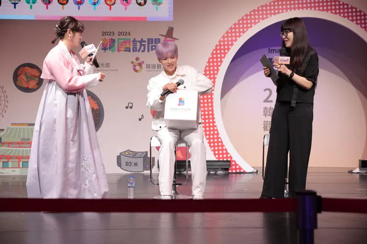 厲旭抽出5名幸運粉絲，送簽名拍立得。韓國觀光公社提供