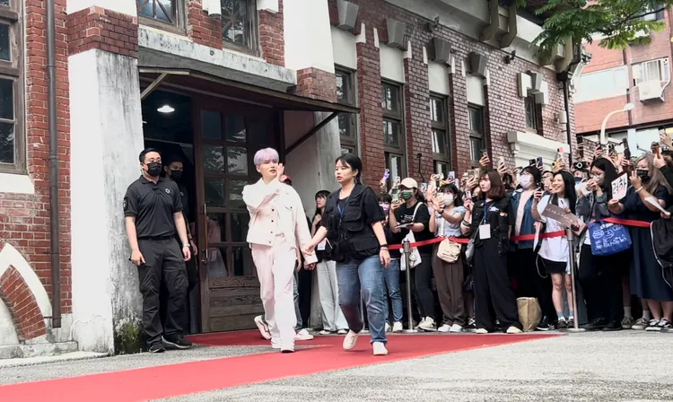 厲旭向場外千名粉絲揮手致意。陳薇安攝