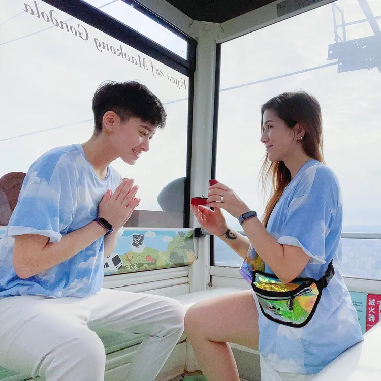 Aky（右）趁坐貓纜時單膝下跪向鄭靚歆求婚。翻攝鄭靚歆IG