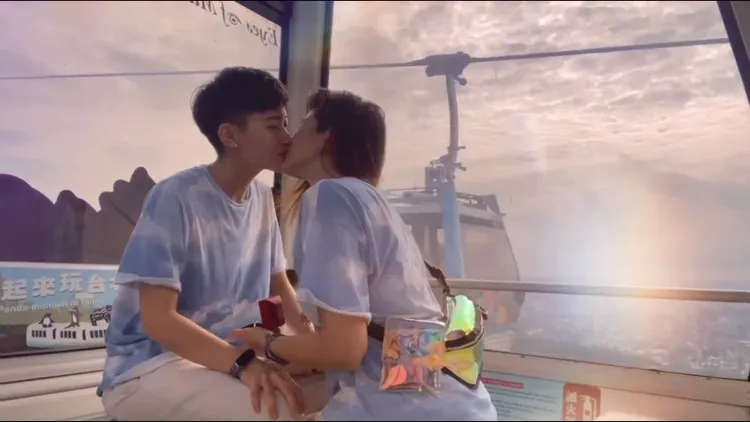 鄭靚歆接受求婚，兩人甜蜜接吻。翻攝鄭靚歆IG