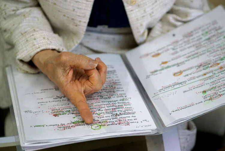 八幡英文演講稿做滿筆記。路透社