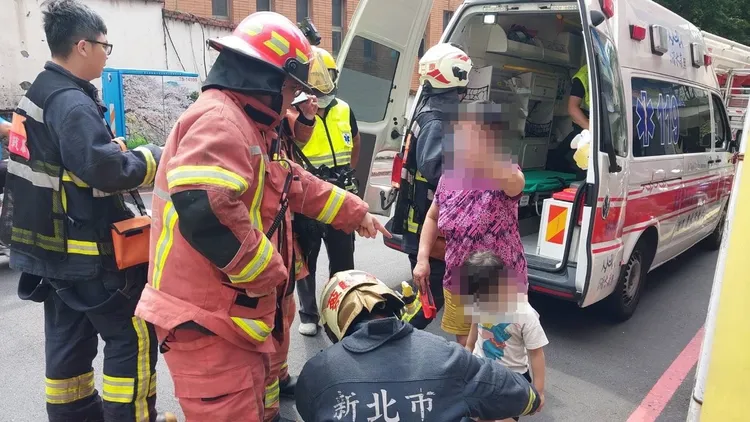 警消將民眾送醫觀察。新北市消防局提供
